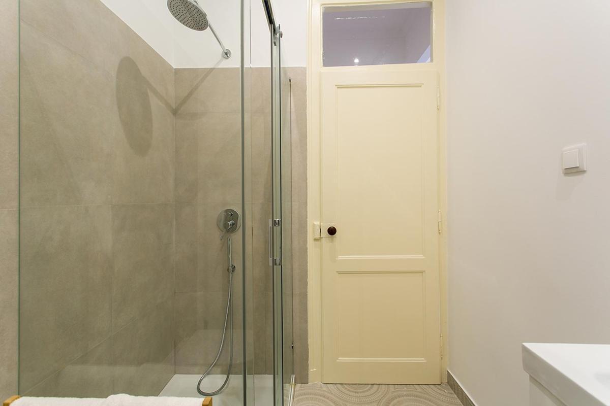 Lovelystay - Cozy 3Bdr Apartment In Estrela Lissabon Exterior foto