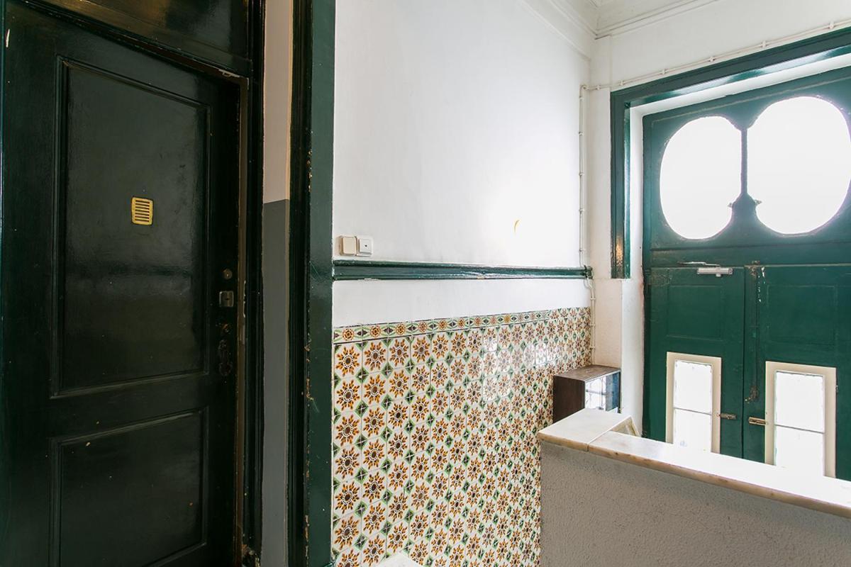 Lovelystay - Cozy 3Bdr Apartment In Estrela Lissabon Exterior foto